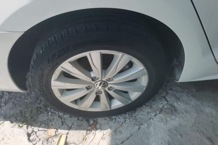 Used Volkswagen Sagitar 2014 Revised Version 1.4TSI Automatic Luxury Edition Right Rear Wheel Hub