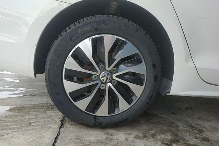 Used Volkswagen Sagitar 2014 Revised 1.4TSI BlueMotion Edition Right Rear Wheel Hub