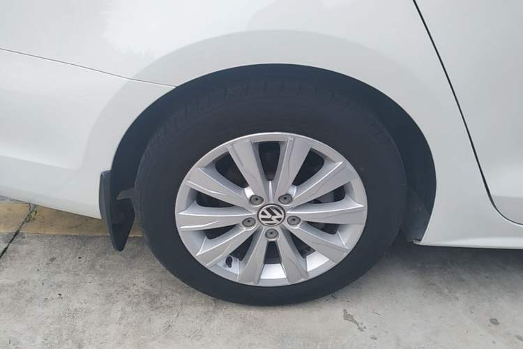 Used Volkswagen Sagitar 2014 1.6L Automatic Comfort Model Right Rear Wheel Hub