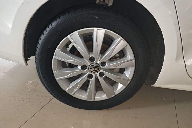 Used Volkswagen Sagitar 2014 Revised Version 1.4TSI Manual Luxury Edition Right Rear Wheel Hub
