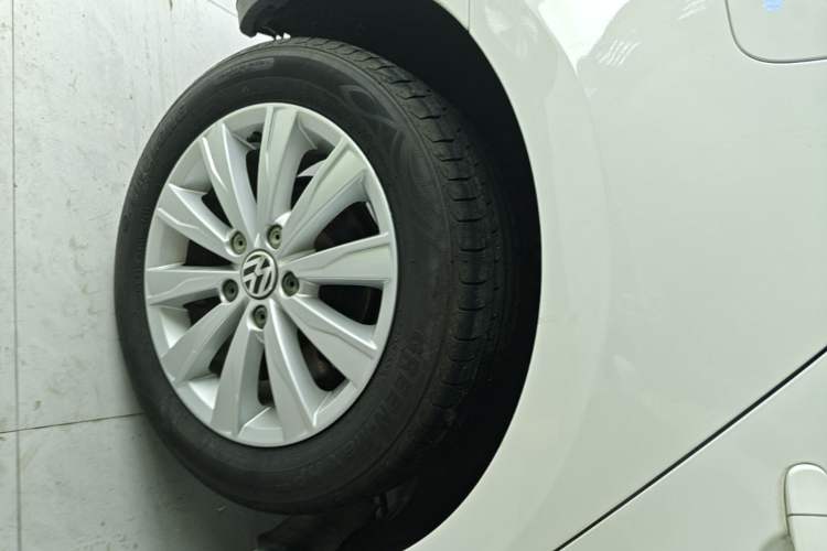 Used Volkswagen Sagitar 2014 1.4TSI Automatic Luxury Model Right Rear Wheel Hub
