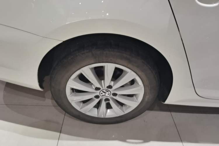 Used Volkswagen Sagitar 2014 Revised Version 1.6L Automatic Leading Edition Right Rear Wheel Hub