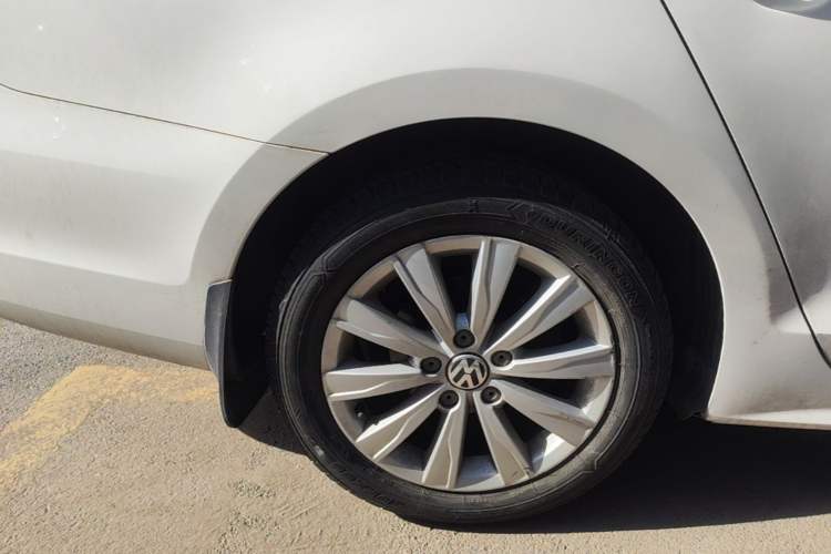 Used Volkswagen Sagitar 2014 Revised Version 1.6L Automatic Comfort Edition Right Rear Wheel Hub