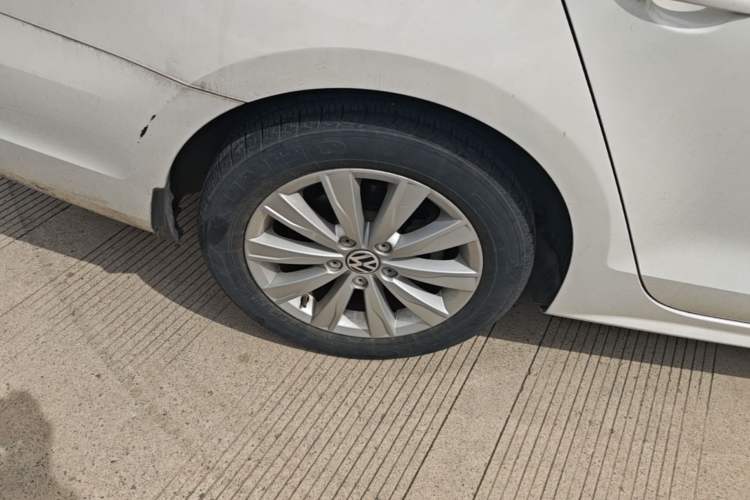 Used Volkswagen Sagitar 2014 Revised Version 1.6L Automatic Comfort Edition Right Rear Wheel Hub