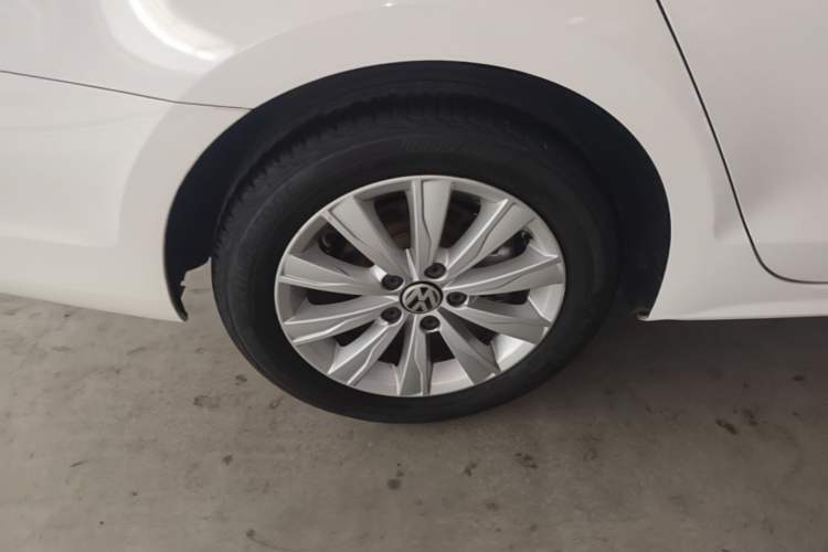 Used Volkswagen Sagitar 2014 1.6L Automatic Comfort Model Right Rear Wheel Hub