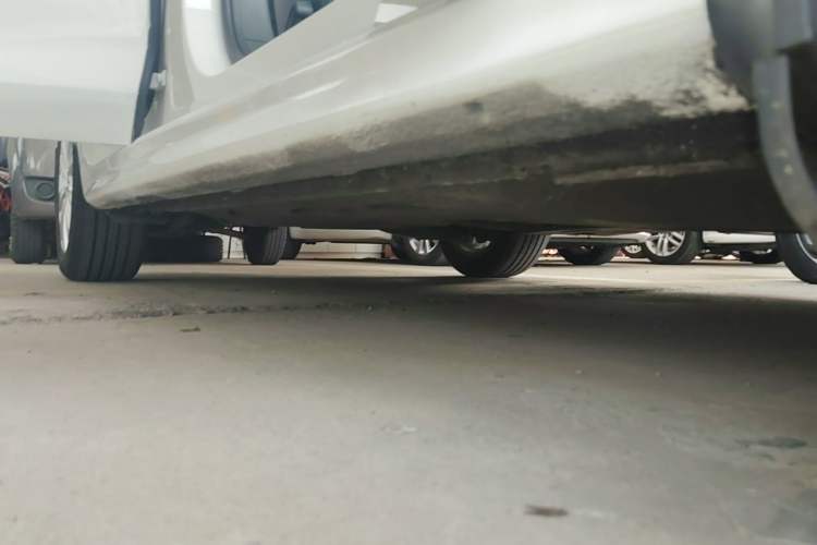 Used Volkswagen Sagitar 2014 Revised Version 1.6L Automatic Comfort Edition Right Side Sill