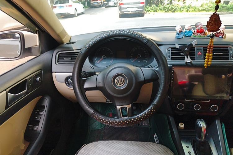 Used Volkswagen Sagitar 2014 Revised Version 1.6L Automatic Comfort Edition Steering Wheel