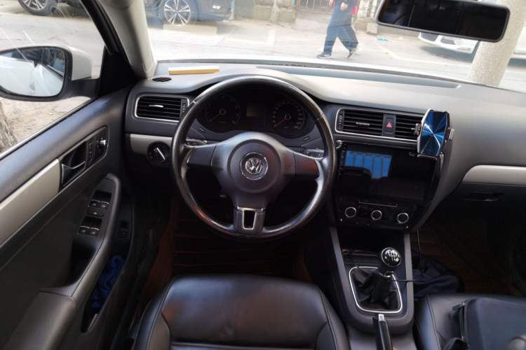 Used Volkswagen Sagitar 2014 1.6L Manual Comfort Model Steering Wheel