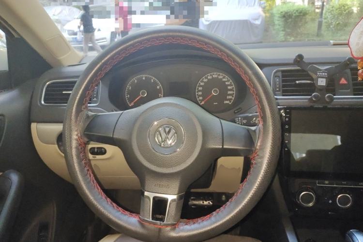 Used Volkswagen Sagitar 2014 Revised Version 1.6L Automatic Comfort Edition Steering Wheel