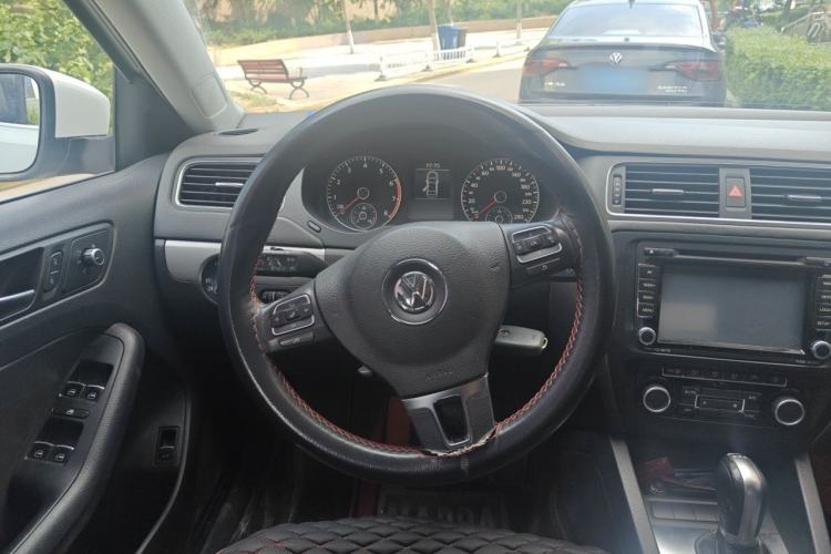 Used Volkswagen Sagitar 2014 Revised Version 1.4TSI Automatic Luxury Edition Steering Wheel