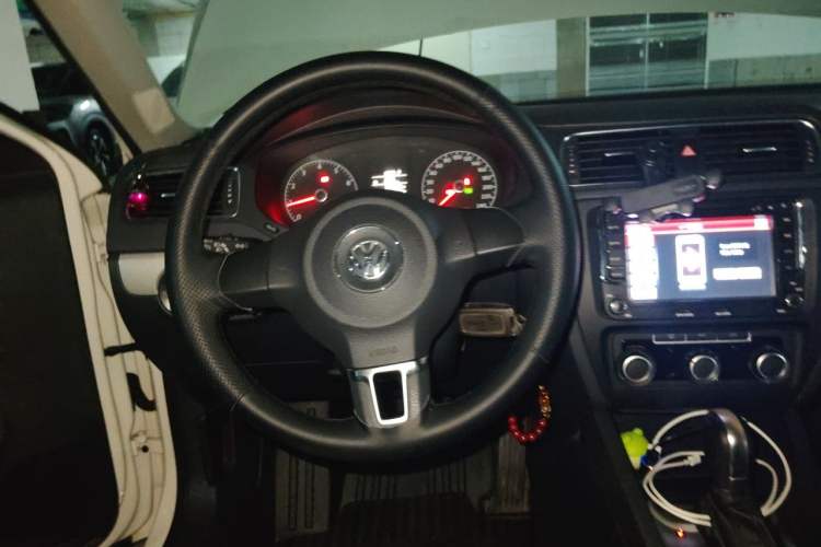 Used Volkswagen Sagitar 2014 Revised Version 1.6L Automatic Comfort Edition Steering Wheel
