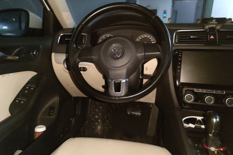Used Volkswagen Sagitar 2014 Revised Version 1.6L Automatic Comfort Edition Steering Wheel