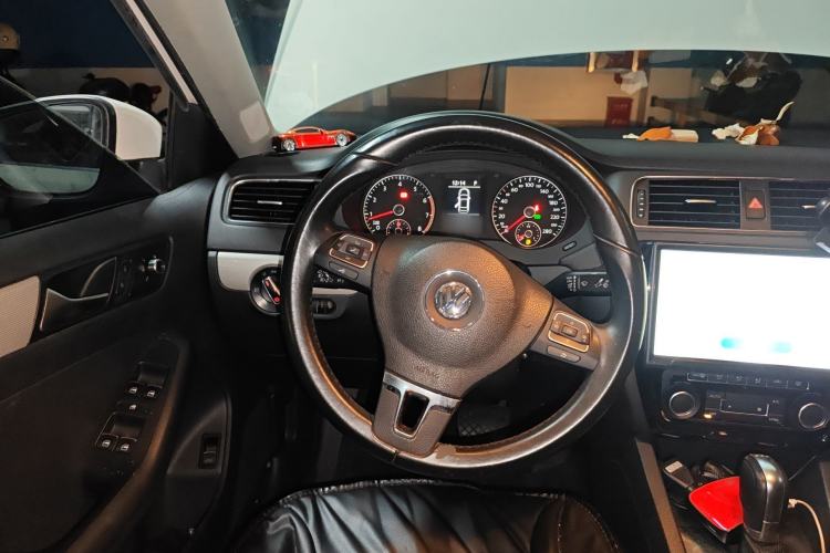 Used Volkswagen Sagitar 2014 Revised Version 1.4TSI Automatic Luxury Edition Steering Wheel