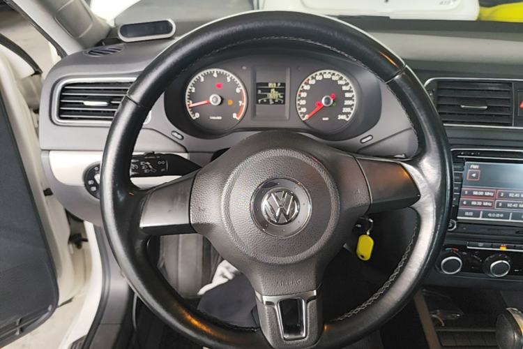 Used Volkswagen Sagitar 2014 Revised Version 1.6L Automatic Comfort Edition Steering Wheel