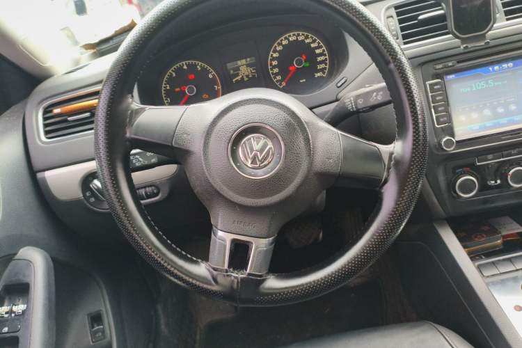 Used Volkswagen Sagitar 2014 Revised Version 1.6L Automatic Comfort Edition Steering Wheel