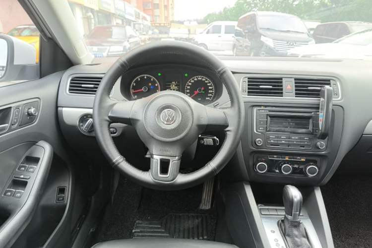 Used Volkswagen Sagitar 2014 Revised Version 1.6L Automatic Comfort Edition Steering Wheel
