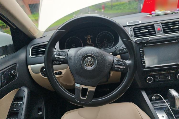 Used Volkswagen Sagitar 2014 Revised Version 1.4TSI Automatic Luxury Edition Steering Wheel
