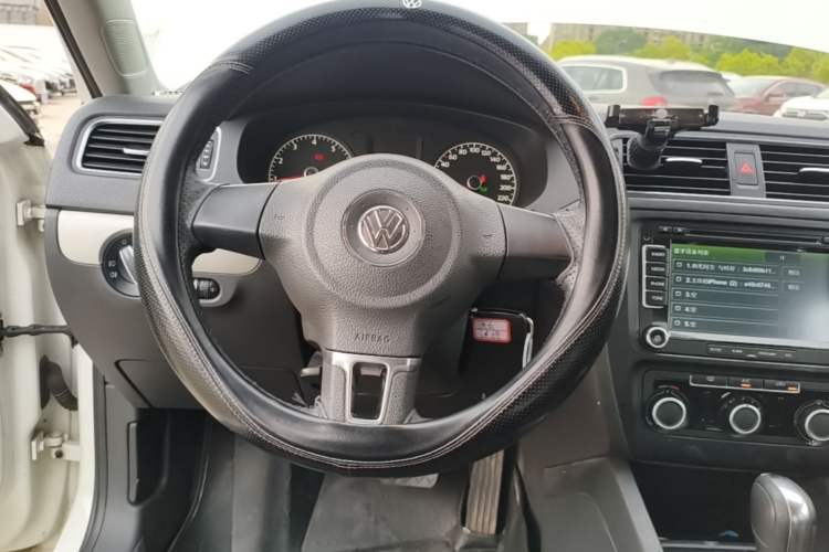 Used Volkswagen Sagitar 2014 Revised Version 1.6L Automatic Comfort Edition Steering Wheel