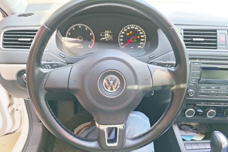 Used Volkswagen Sagitar 2014 Revised Version 1.6L Automatic Comfort Edition Steering Wheel