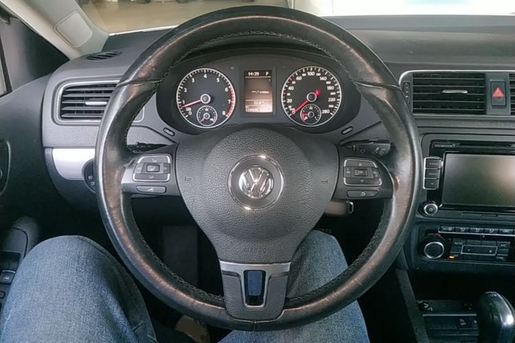 Used Volkswagen Sagitar 2014 Revised 1.4TSI BlueMotion Edition Steering Wheel