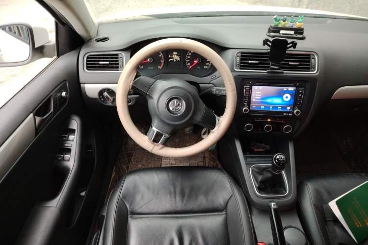Used Volkswagen Sagitar 2014 1.6L Manual Comfort Model Steering Wheel