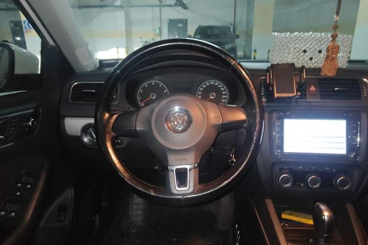Used Volkswagen Sagitar 2014 Revised Version 1.6L Automatic Comfort Edition Steering Wheel