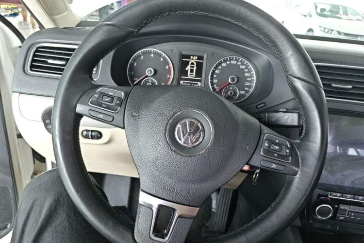 Used Volkswagen Sagitar 2014 1.4TSI Automatic Luxury Model Steering Wheel