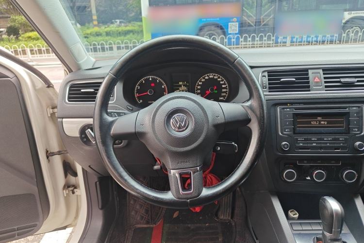 Used Volkswagen Sagitar 2014 Revised Version 1.6L Automatic Comfort Edition Steering Wheel