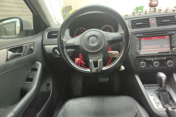 Used Volkswagen Sagitar 2014 1.6L Automatic Comfort Model Steering Wheel