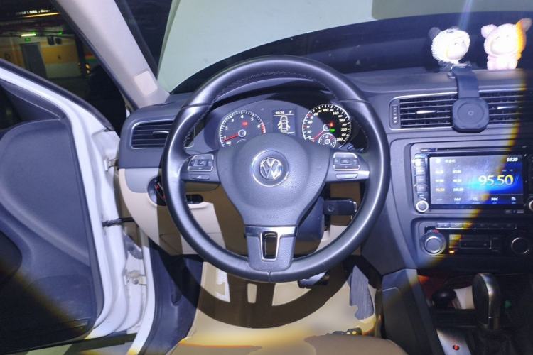 Used Volkswagen Sagitar 2014 Revised Version 1.4TSI Automatic Luxury Edition Steering Wheel
