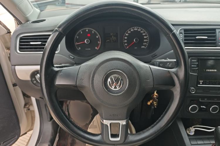 Used Volkswagen Sagitar 2014 Revised Version 1.6L Automatic Comfort Edition Steering Wheel