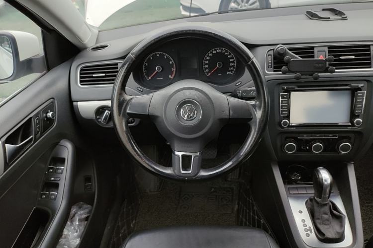 Used Volkswagen Sagitar 2014 Revised Version 1.6L Automatic Comfort Edition Steering Wheel