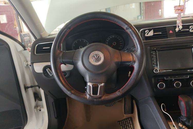 Used Volkswagen Sagitar 2014 Revised Version 1.6L Automatic Comfort Edition Steering Wheel