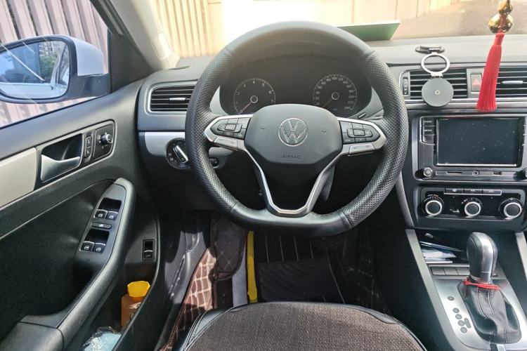 Used Volkswagen Sagitar 2014 Revised Version 1.6L Automatic Comfort Edition Steering Wheel