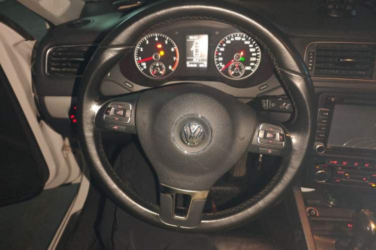Used Volkswagen Sagitar 2014 1.6L Automatic Comfort Model Steering Wheel