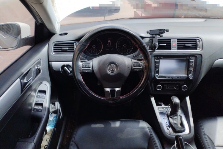 Used Volkswagen Sagitar 2014 Revised 1.4TSI BlueMotion Edition Steering Wheel