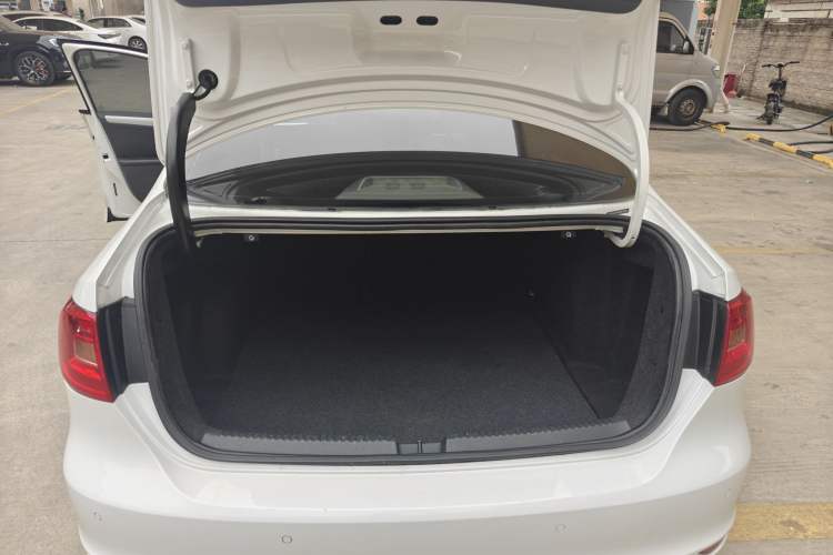 Used Volkswagen Sagitar 2014 1.4TSI Automatic Luxury Model Trunk
