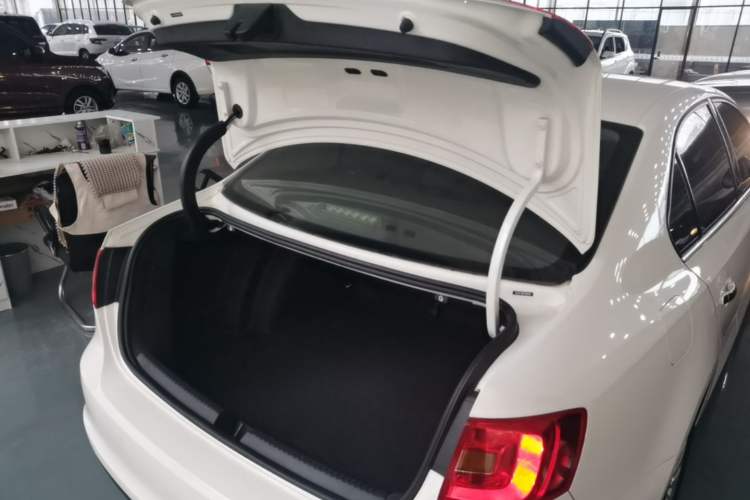 Used Volkswagen Sagitar 2014 Revised Version 1.6L Manual Leading Edition Trunk