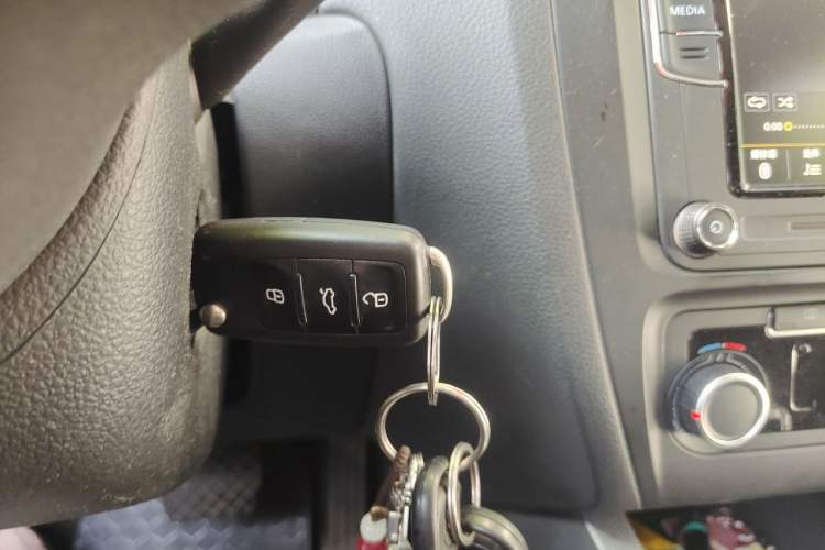 Used Volkswagen Sagitar 2014 1.6L Automatic Fashion Model Vehicle Key