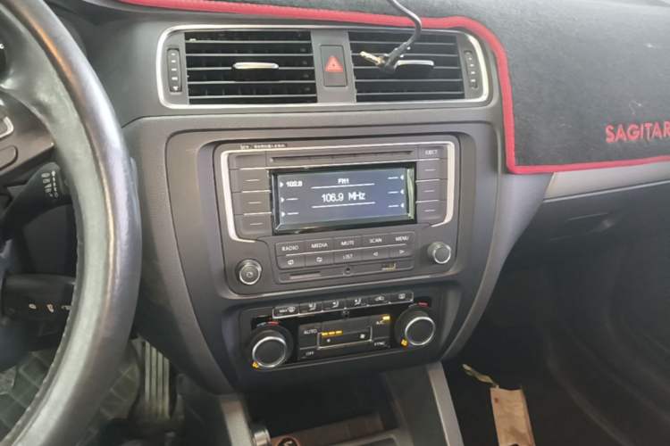 Used Volkswagen Sagitar 2014 Revised Version 1.4TSI Manual Luxury Edition Audio And AC Panel