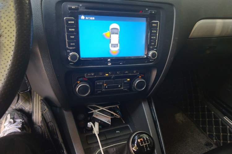 Used Volkswagen Sagitar 2014 Revised Version 1.4TSI Manual Luxury Edition Audio And AC Panel