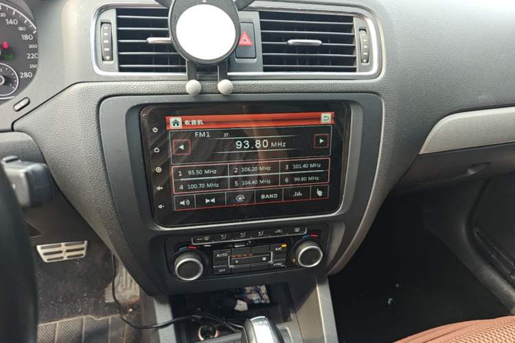 Used Volkswagen Sagitar 2014 Revised Version 1.4TSI Automatic Luxury Edition Audio And AC Panel