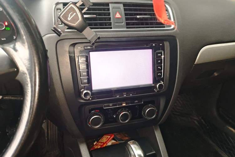 Used Volkswagen Sagitar 2014 1.6L Automatic Comfort Model Audio And AC Panel