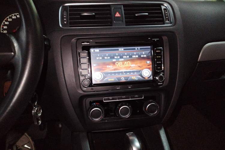 Used Volkswagen Sagitar 2014 Revised Version 1.6L Automatic Leading Edition Audio And AC Panel