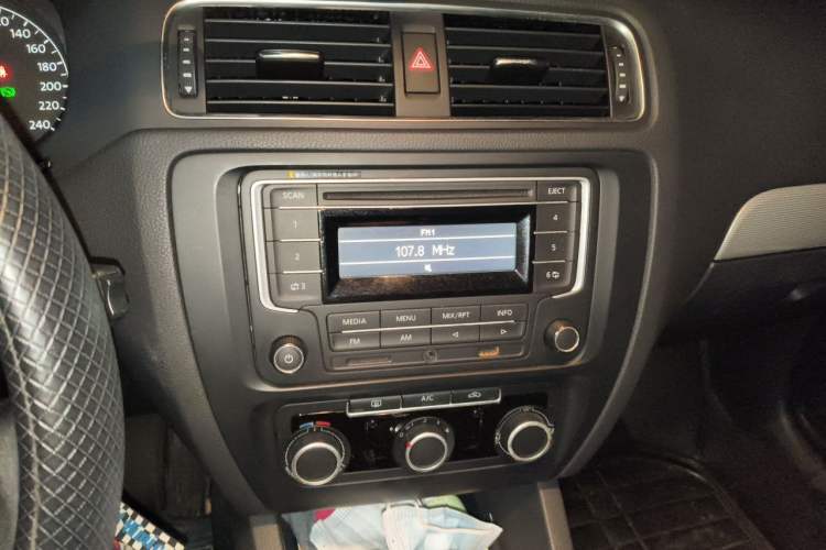 Used Volkswagen Sagitar 2014 Revised Version 1.6L Automatic Comfort Edition Audio And AC Panel