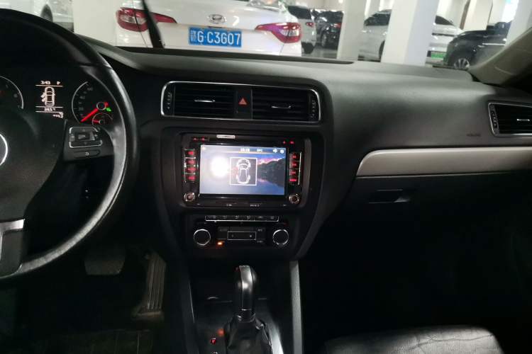 Used Volkswagen Sagitar 2014 1.4TSI Automatic Luxury Model Audio And AC Panel