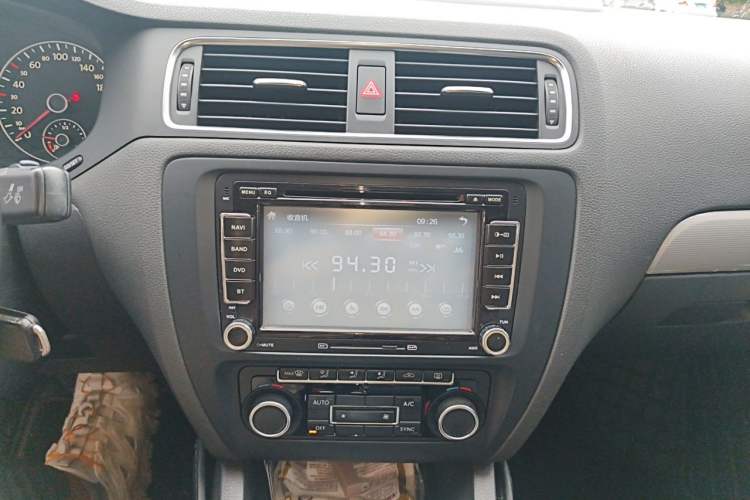 Used Volkswagen Sagitar 2014 Revised Version 1.4TSI Automatic Luxury Edition Audio And AC Panel