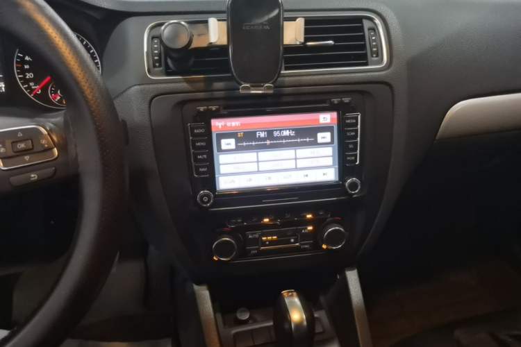 Used Volkswagen Sagitar 2014 Revised Version 1.4TSI Automatic Luxury Edition Audio And AC Panel
