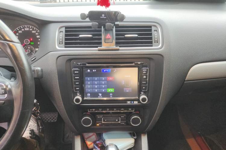 Used Volkswagen Sagitar 2014 Revised Version 1.4TSI Automatic Luxury Edition Audio And AC Panel