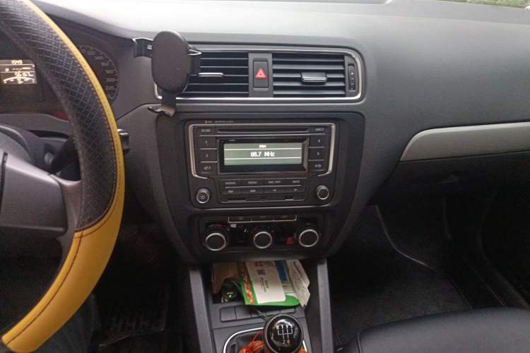 Used Volkswagen Sagitar 2014 1.6L Manual Comfort Model Audio And AC Panel